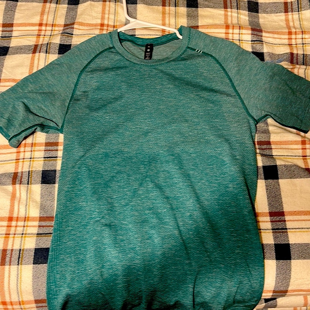 mens lululemon tee (worn once or twice)